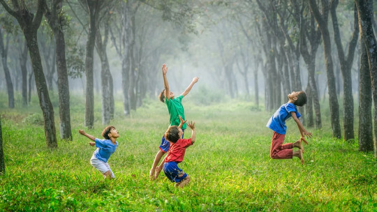 Niños con sordera jugando.