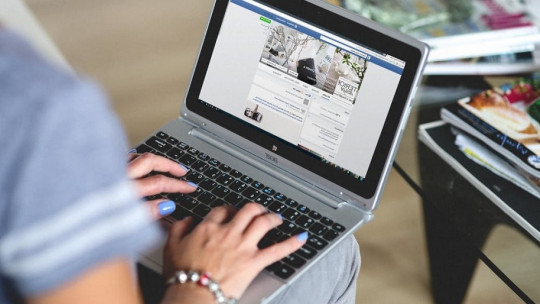 Empresa rastreando datos en redes sociales.