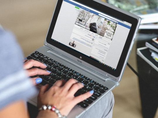 Empresa rastreando datos en redes sociales.