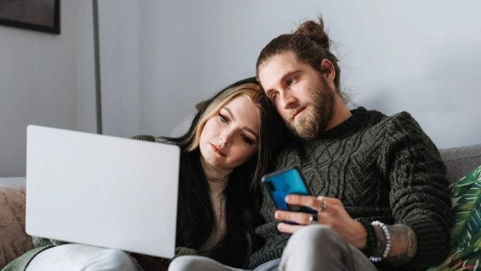 Así es como las relaciones de pareja insatisfactorias llevan a la Adicción a Internet