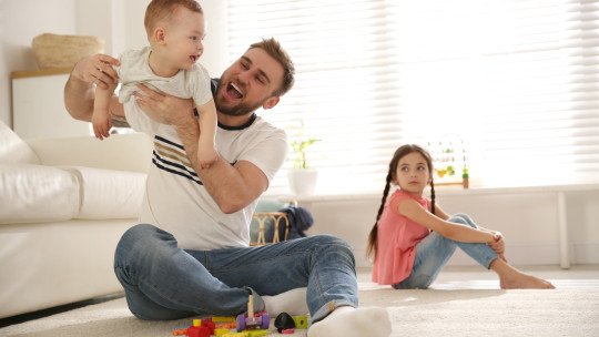 Cómo favoritismo influye en crianza y desarrollo infantil