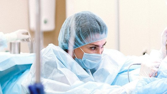 Ansiedad y Estrés en el Quirófano: el Desafío Emocional de los Neurocirujanos