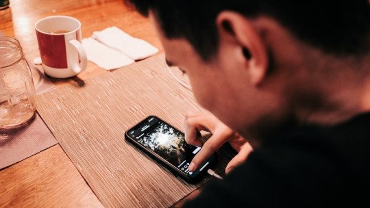 ¿Quieres que tu hijo te cuente sus problemas? No le des el móvil mientras come