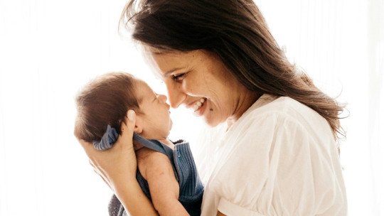 ¿Por qué ponemos voces para hablar a los bebés?