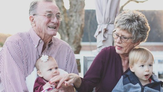 Ser abuelo en tiempos modernos: 'Todo es diferente en la crianza, nos sentimos desplazados'