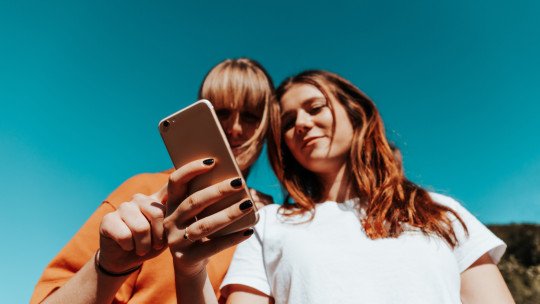 Etiquetas de advertencia en redes sociales