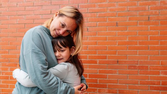 Por qué niños necesitan afecto y contacto físico para crecer sanos