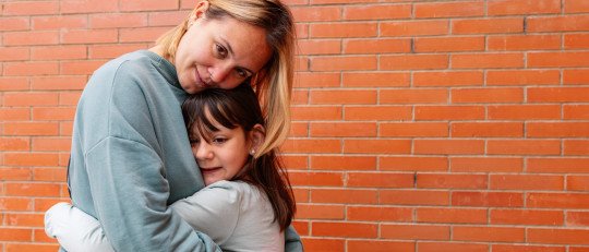 Por qué niños necesitan afecto y contacto físico para crecer sanos