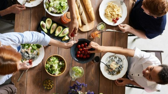 Por qué la manera de comer de los Países Mediterráneos se asocia a una mayor Felicidad