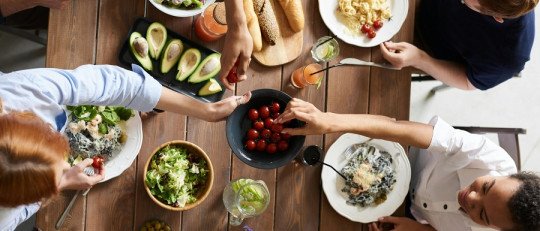 Por qué la manera de comer de los Países Mediterráneos se asocia a una mayor Felicidad