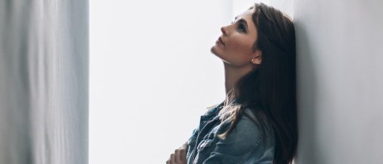 Cuando rendir sin parar te desconecta: la trampa de la pobreza emocional