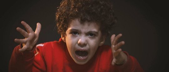 ¿Cómo puedo hacer frente a la rabieta de mi hijo en público?