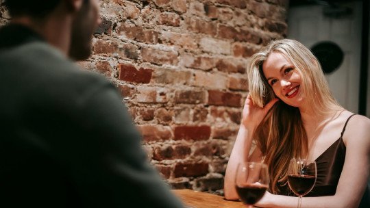 El arte de la seducción más allá de las apps de citas: claves reales para conectar cara a cara