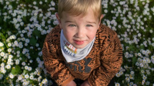 ¿Por qué el Optimismo Infantil disminuye con la edad?