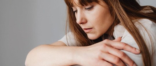 La soledad en compañía: por qué a veces nos sentimos vacíos rodeados de gente