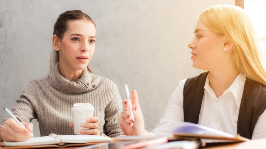 Mujeres hablando