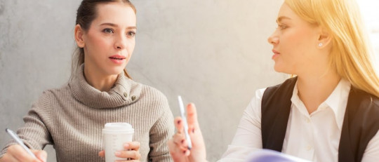 Mujeres hablando