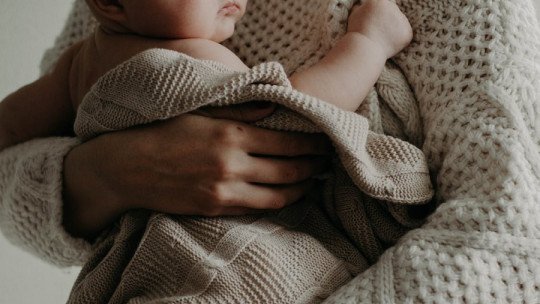 Los efectos dañinos de la presión social en la maternidad