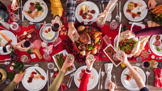 Cómo afrontar la comida, el cuerpo y la crítica familiar en Navidad