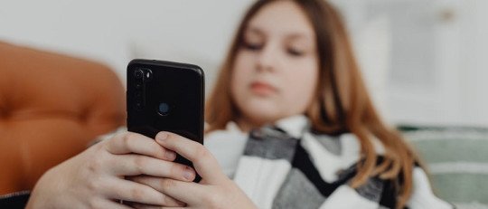 Cómo la adicción a las pantallas destruye la calidad del sueño
