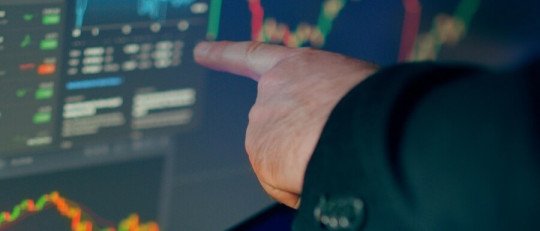 El costo invisible de la mente: los sesgos cognitivos que corrompen grandes inversiones