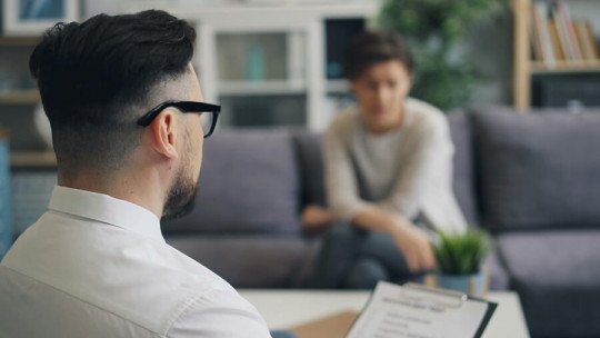 Cómo la Terapia de Aceptación y Compromiso ayuda a regular las emociones