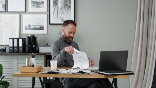 Cierras el PC y te quedas solo: la soledad de la que nadie habla en el trabajo