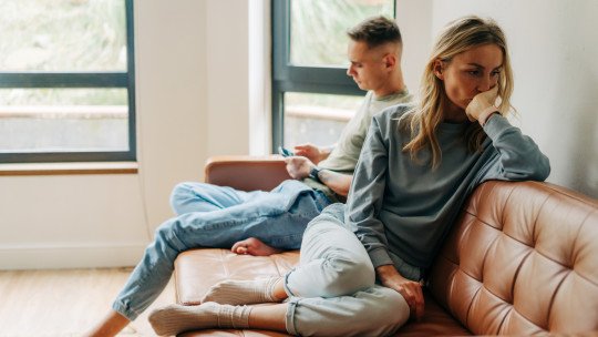 Cuando tu pareja se convierte en tu compañero de piso: señales de desconexión emocional y sexual