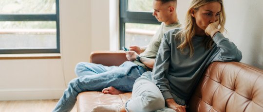 Cuando tu pareja se convierte en tu compañero de piso: señales de desconexión emocional y sexual