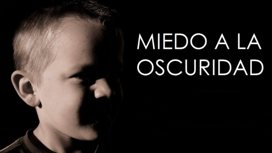 Niño con miedo a la oscuridad