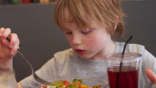 Por qué no debemos premiar o castigar a nuestros hijos con la comida