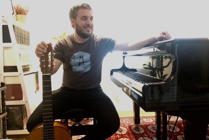 Fernando Callejo con un piano