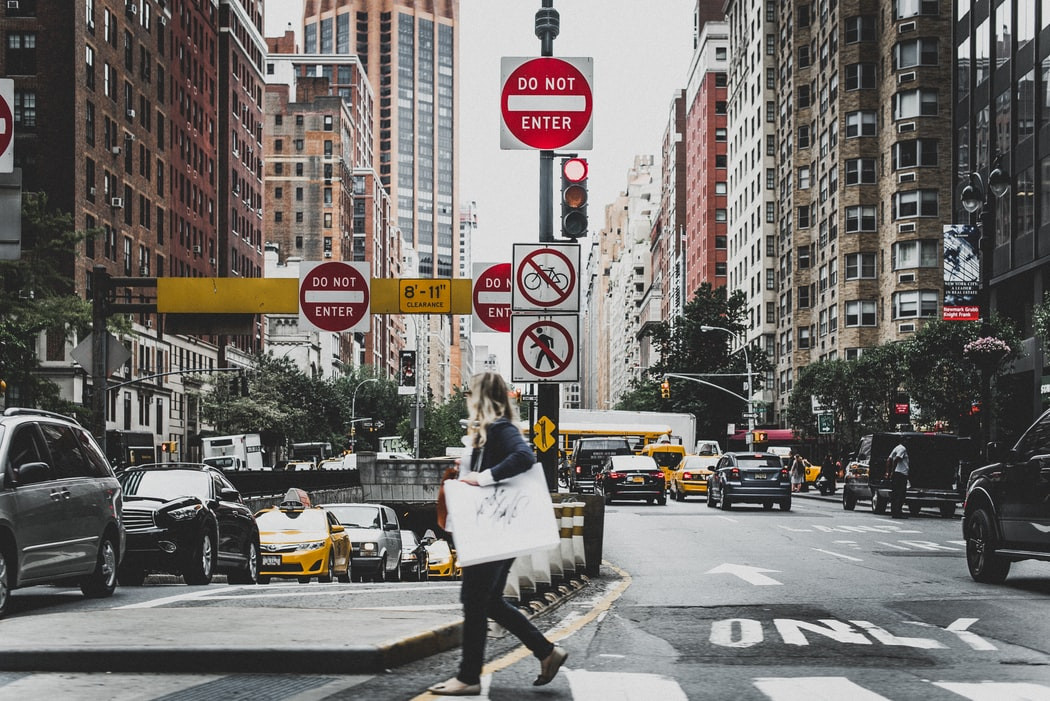 Mujer en una ciudad