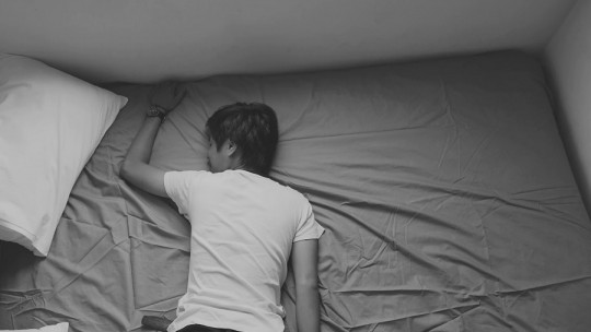 ¿Por qué doy muchas vueltas en la cama cuando duermo?