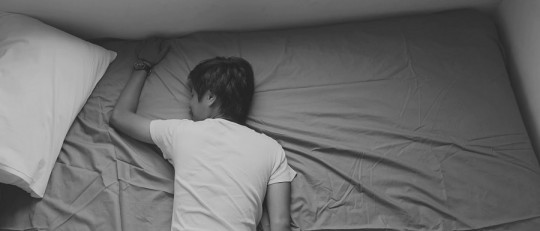 ¿Por qué doy muchas vueltas en la cama cuando duermo?