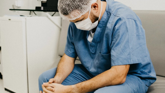 El impacto emocional de la pandemia entre profesionales de la salud