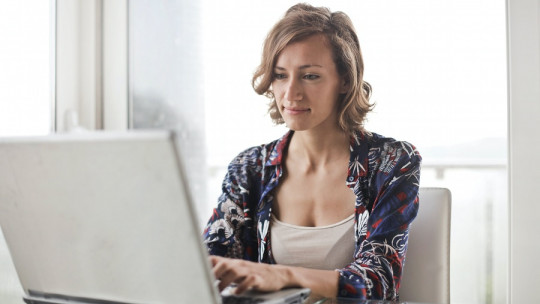Cómo saber cuándo te conviene acudir a terapia online