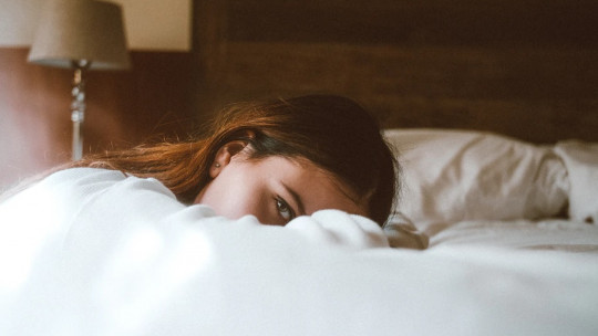 ¿Se puede dormir con los ojos abiertos?