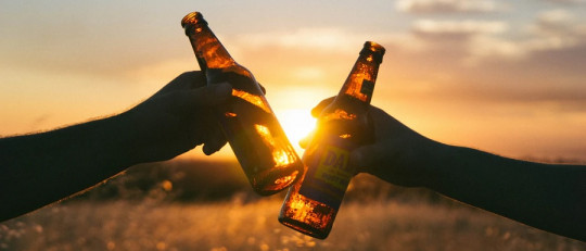 ¿Por qué los jóvenes beben alcohol?