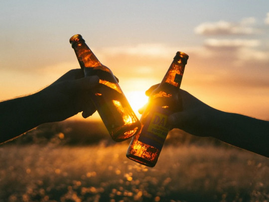 ¿Por qué los jóvenes beben alcohol?