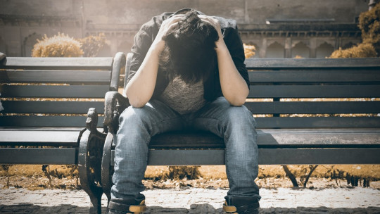 Pensamientos intrusivos: qué son y cómo eliminar los negativos