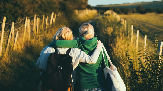 ¿Cuál es la relación entre la baja autoestima y la dependencia emocional?