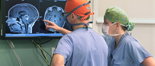 ¿Cuánto gana un neurocirujano? Salario medio en distintos países