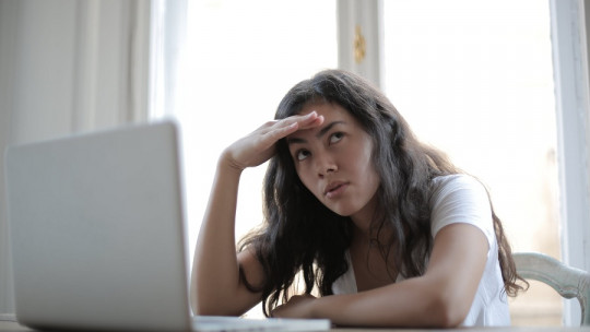 'Me siento desbordado en el trabajo': posibles causas y qué hacer